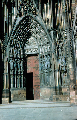 Portal sur, vista general del timpano y esculturas de las virgenes necias y el seductor