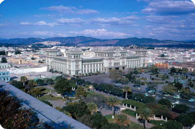 Palacio Nacional y vista de la ciudad de Guatemala, panorámica