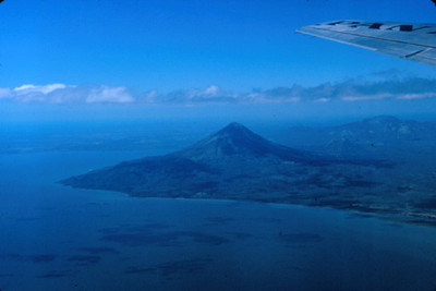 Volcan y lago, vista aerea