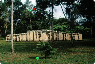 Tikal, basamento piramidal