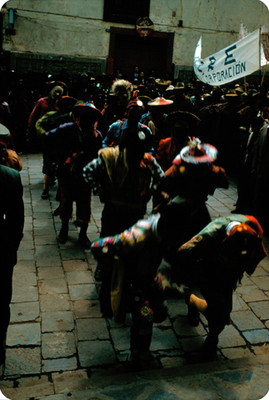 Indígenas realizan danza en una calle
