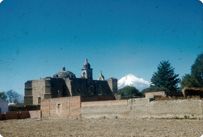 NH Mexico VillageNH, vista posterior de una iglesia, al fondo el volcan