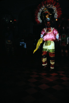 Hombre con atuendo para la danza de los quetzales