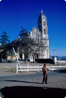 Hombre frente a la iglesia de San Francisco Javier
