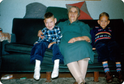 Anciana y niños sentados en sala