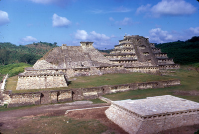 Vista del edificio V, II y la Pirámide de los Nichos