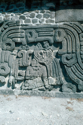 Personaje con tipo fisico maya en basamento de la Piramide de las Serpientes Emplumadas, detalle