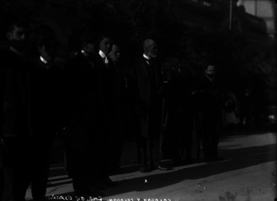 Bernardo de Cologan y Cologan acompañado de hombres en una calle, retrato de grupo