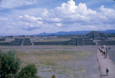 Ciudadela en Teotihuacan, gente recorre la zona arqueologica