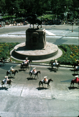 Escaramuzas desfilan por un costado de la Estatua Ecuestre de Carlos IV