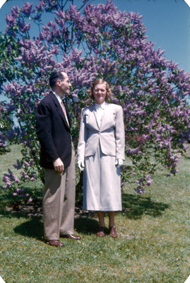 Hombre y mujer junto a un arbol