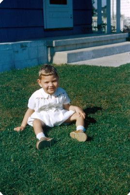 Niño sentado en el pasto