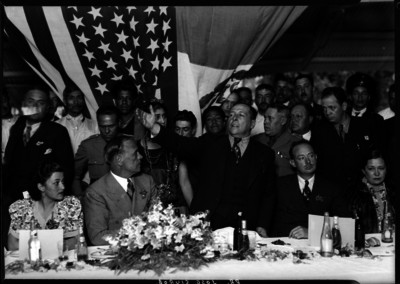 José Siurob haciendo uso de la palabra durante un banquete