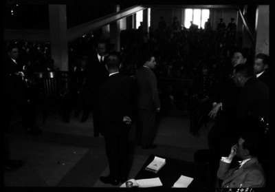 Federico Sodi Romero y abogados observando una reconstrucción criminal, durante un jurado popular en juzgados de la cárcel de Belén
