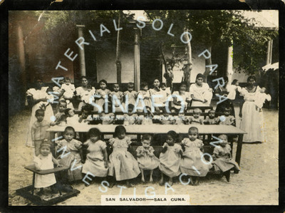 Grupo de huérfanos, posan junto a mujeres en un patio en un patio