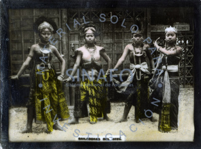 Bailarinas de Java en diferentes poses, retrato de grupo