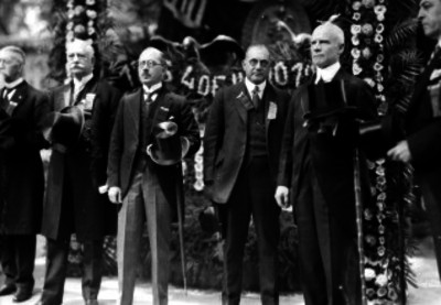 Georges T. Summerling, diplomático acompañado de distintas personalidades al parecer durante una ceremonia, retrato de grupo