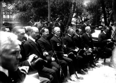 Georges T. Summerling acompañado de distintas personalidades durante una ceremonia en una plaza pública