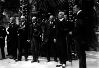 Georges T. Summerling, diplomático acompañado de distintas personalidades durante una ceremonia, retrato de grupo