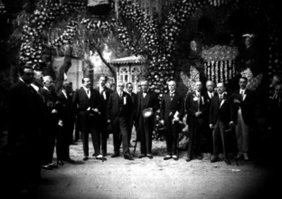Georges T. Summerling en compañía de distintas personalidades durante una ceremonia en una plaza pública, retrato de grupo