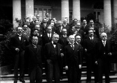 Georges T. Summerling en compañía de distintas personalidades en las escaleras de la Embajada de Estados Unidos en México, retrato de grupo