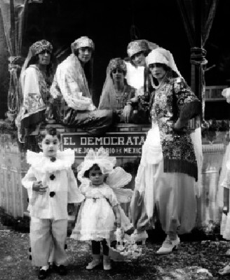 Rebeca Tezcucano de Casasola acompañada de varias personas durante una fiesta de disfraces, retrato de grupo