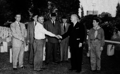 Thurston es saludado por un hombre, al parecer durante un homenaje realizado por la colonia americana en un panteón