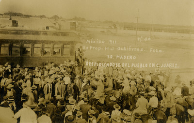 "Sr. Madero despidiéndose del pueblo en C. Juárez", tarjeta postal