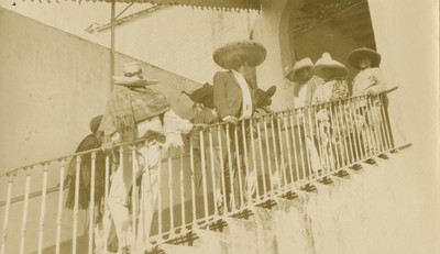 Emiliano Zapata y revolucionarios junto a un barandal