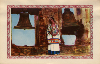 Mujer con traje maya junto a campanas, tarjeta navideña