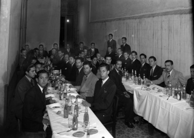Hombres en un banquete