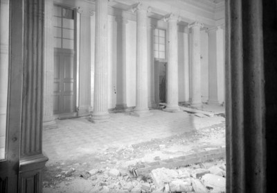 Columnas y piso de un teatro en restauración