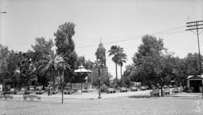 Iglesia y kiosco, vista parcial