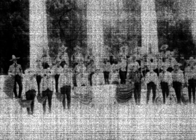 Juan Torreblanca, Juan Nepomuceno y la orquesta típica de México en el hemiciclo a Juárez al parecer durante un homenaje, retrato de grupo