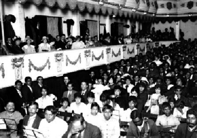 Manuel Ugarte, poeta Argentino durante un concierto en el salón Iris
