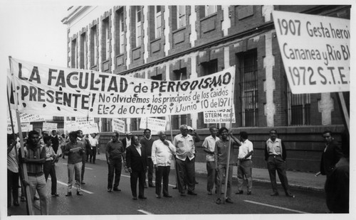 Mitin de apoyo de la Facultad de Periodismo al Sindicato de Trabajadores Electricistas de la República Mexicana, sobre avenida Reforma, Puebla