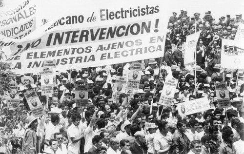 Sindicato Único de Trabajadores Electricistas de la República Mexicana participa en el desfile del primero de mayo en la Ciudad de México