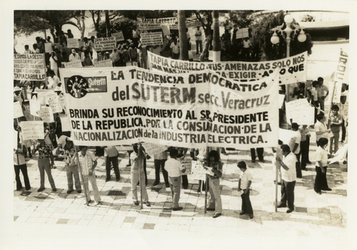 Manifestantes del Sindicato Único de Trabajadores Electricistas de la República Mexicana en la Plaza de la Constitución de Veracruz en apoyo de la nacionalización de la industria eléctrica