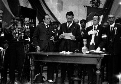José Luis Velasco y otras personas escuchan un discurso