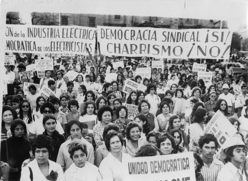 Mujeres en mitin del Sindicato Único de Trabajadores Electricistas de la República Mexicana por la democracia sindical, Guadalajara