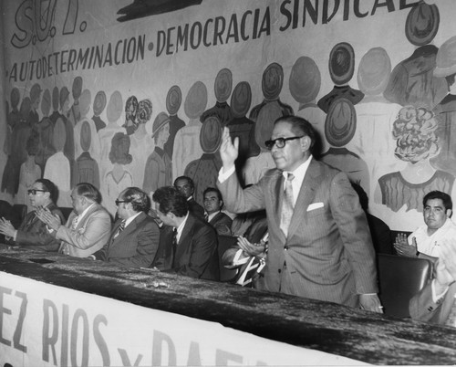 Rafael Galván Maldonado, Francisco Pérez Ríos y otros personajes presiden una asamblea del Sindicato Único de Trabajadores Electricistas de la República Mexicana