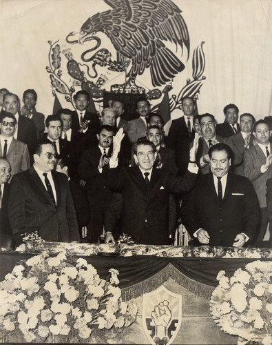 Adolfo López Mateos, Rafael Galván Maldonado, Luis Aguilar Palomino y otros políticos en una comida ofrecida por la Central Obrera