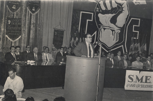 Rafael Galván Maldonado pronuncia discurso durante un Congreso del Sindicato Mexicano de Electricistas