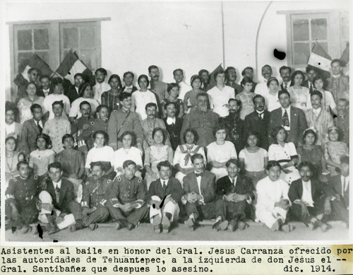 Jesús Carranza con asistentes al baile en su honor