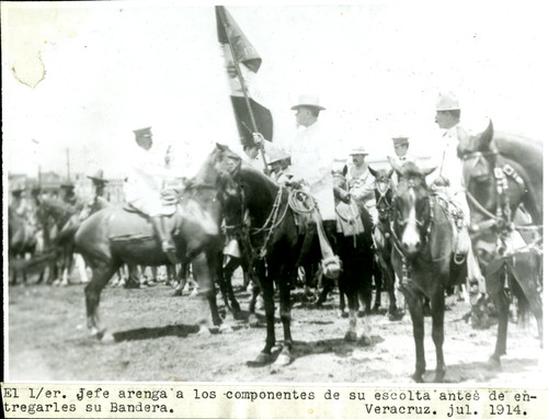 Venustiano Carranza antes de la entrega de una bandera