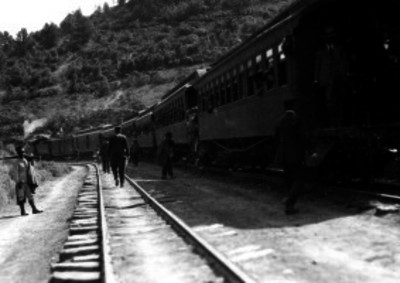 Pasajeros abordo de un Ferrocarril probablemente en una estación