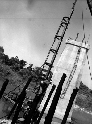 Ferrocarrileros durante la construcción de pilares para un puente ferroviario en un río