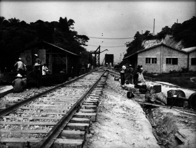 Trabajadores durante las obras de construcción de una estación ferroviaria en la linea del sureste