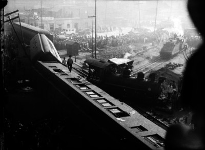 Ferrocarril volcado en una calle de servicio después de un accidente