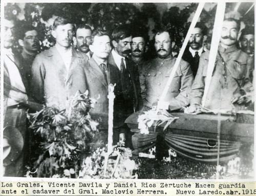 Vicente Dávila y Daniel Ríos Zertuche hacen guardia ante el cadaver de Maclovio Herrera